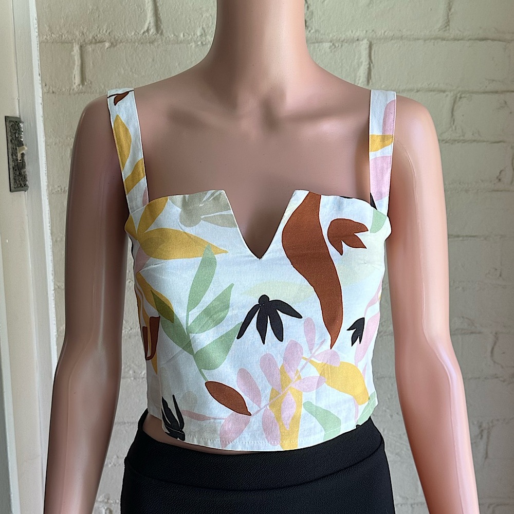 Charlie Holiday NWT size 4 adorable summer floral tropical top